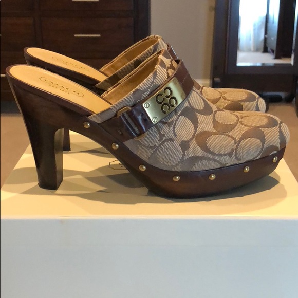COPY - Women’s Coach signature CLOG - Picture 1 of 6